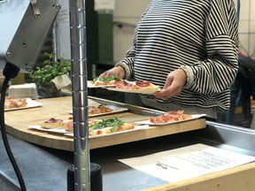 Einblick in die mobile Pizza-Zubereitung